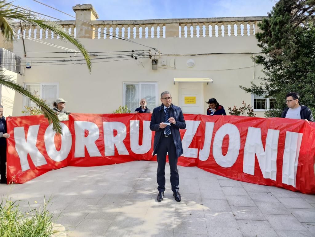 repubblikaMT's tweet photo. Today our president @RobertAquilina3 paid an impromptu visit to @JosephMuscat_JM's publicly funded offices &amp; stuck a self-explanatory notice on his front door. Needless to say, Muscat threw a tantrum. He can't understand why we can't leave him to enjoy his millions in peace. https://t.co/wt075QLVnn
