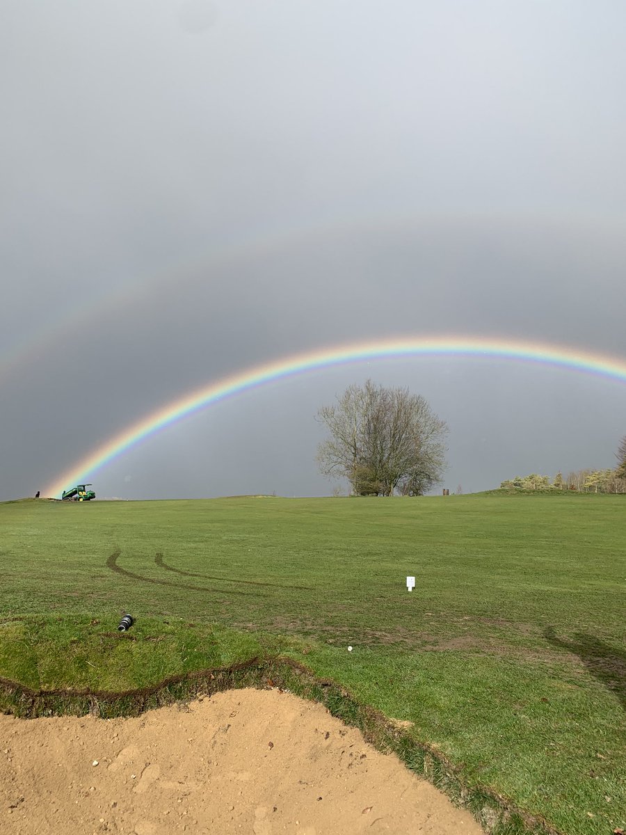 Some days the office is just too perfect! <a href="/OgbourneDownsGC/">Ogbourne Downs GC</a>  #happygreenkeeper #whereisthegold