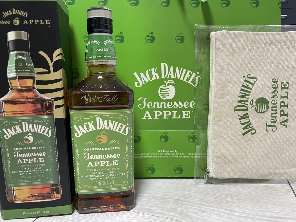 pjhpjh04's tweet photo. 찔레💙Tak
잭다니엘애플 각인 이벤트🍏
#더현대서울 #THEHYUNDAISEOUL #잭다니엘스 #JACKDANIELs #잭다니엘애플 #JACKDANIELs_APPLE #JackApple #잭애플 #JACKDANIELs_KR https://t.co/XjCEfY89Ap