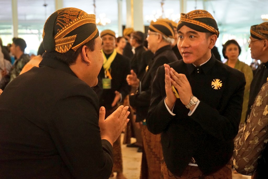 Bersama Mas <a href="/gibran_tweet/">Gibran Rakabuming</a> Walikota Solo nguri nguri kabudayan jawi. Sehat selalu Mas Gibran 🙏🙏

#Gibran #Solo #Surakarta #Mangkunegaran #AriefRohman #MasArief #Blora #mBloraniBanget #BangkitBerjuang #SesarenganmBangunBlora #Berkelanjutan #BloraKotaBarongan