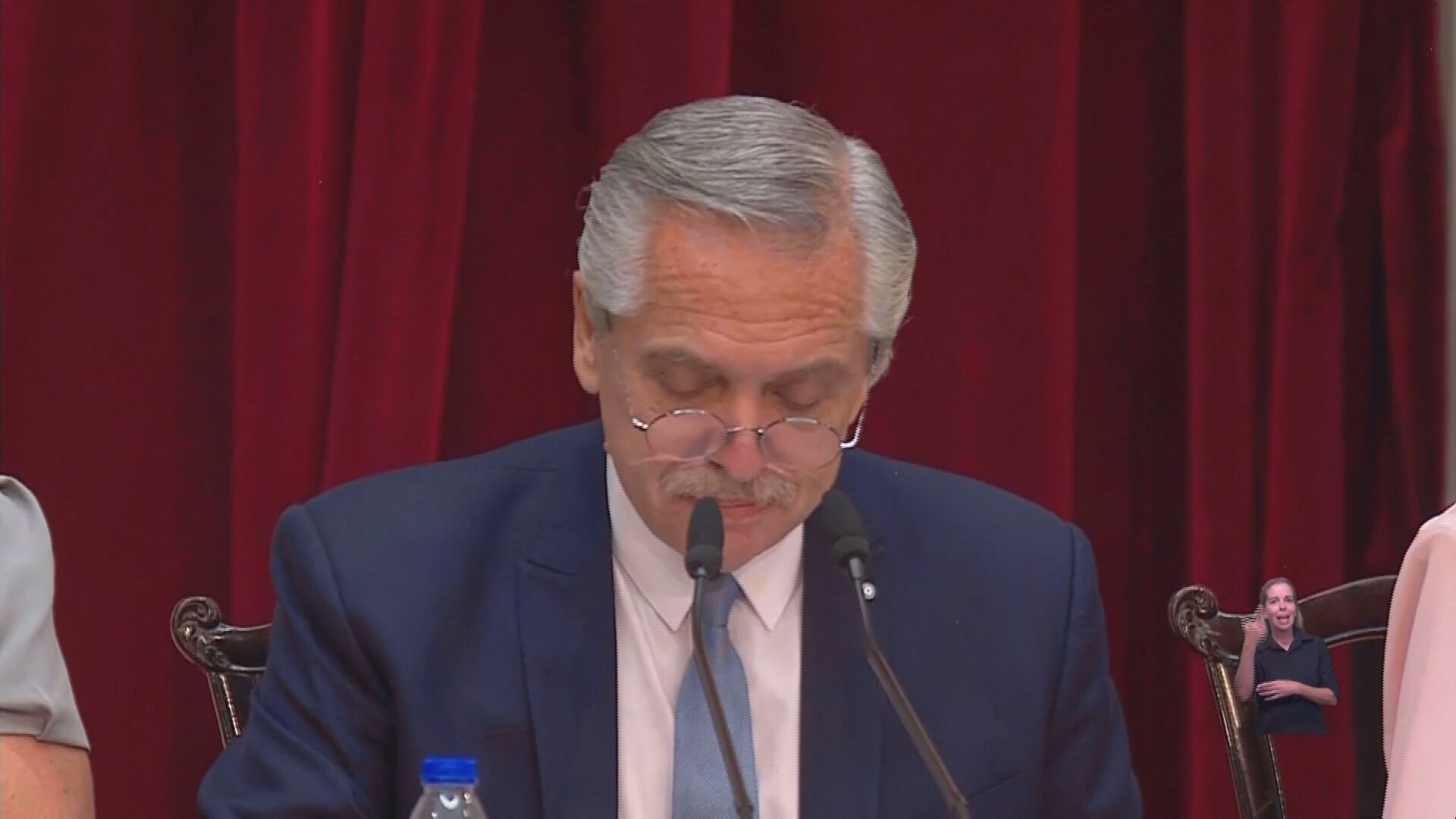 FqJD7tBWAAMF6t4?format=jpg&name=large