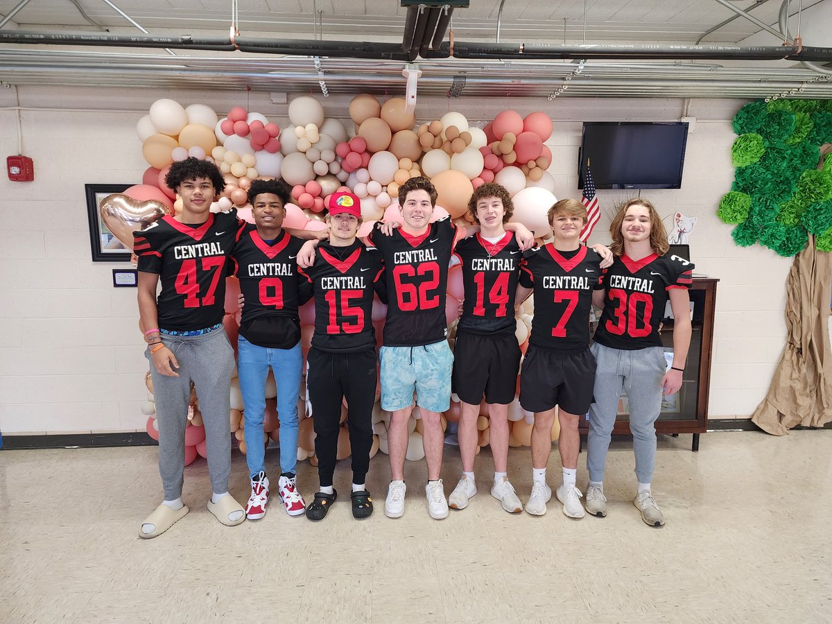 Shout out to @CHS_DrBrown, <a href="/MrCoachCraney/">Nick Craney</a>, <a href="/KnoxCentralHS/">Central High School</a> for sending over some super  Dr. Suess readers today.  We also spotted some former Royals that said these hallways look alot smaller 🙂. 
<a href="/KnoxSchools/">Knox County Schools</a>
<a href="/adpark3737/">ADAM PARKER</a>
<a href="/CWhite_KCS/">Cindy White</a>

#fountaincitystrong
#ohtheplacesyouwillgo