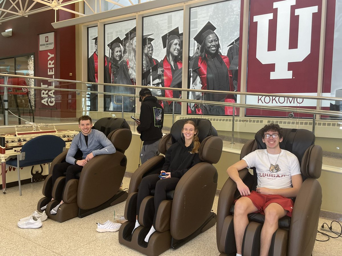 tessbarker's tweet image. Wellness Week for student at @IUKokomo continues with massage chairs and an oxygen bar. In Alumni Hall until 2! #myiuk #iuklife #ubc2m