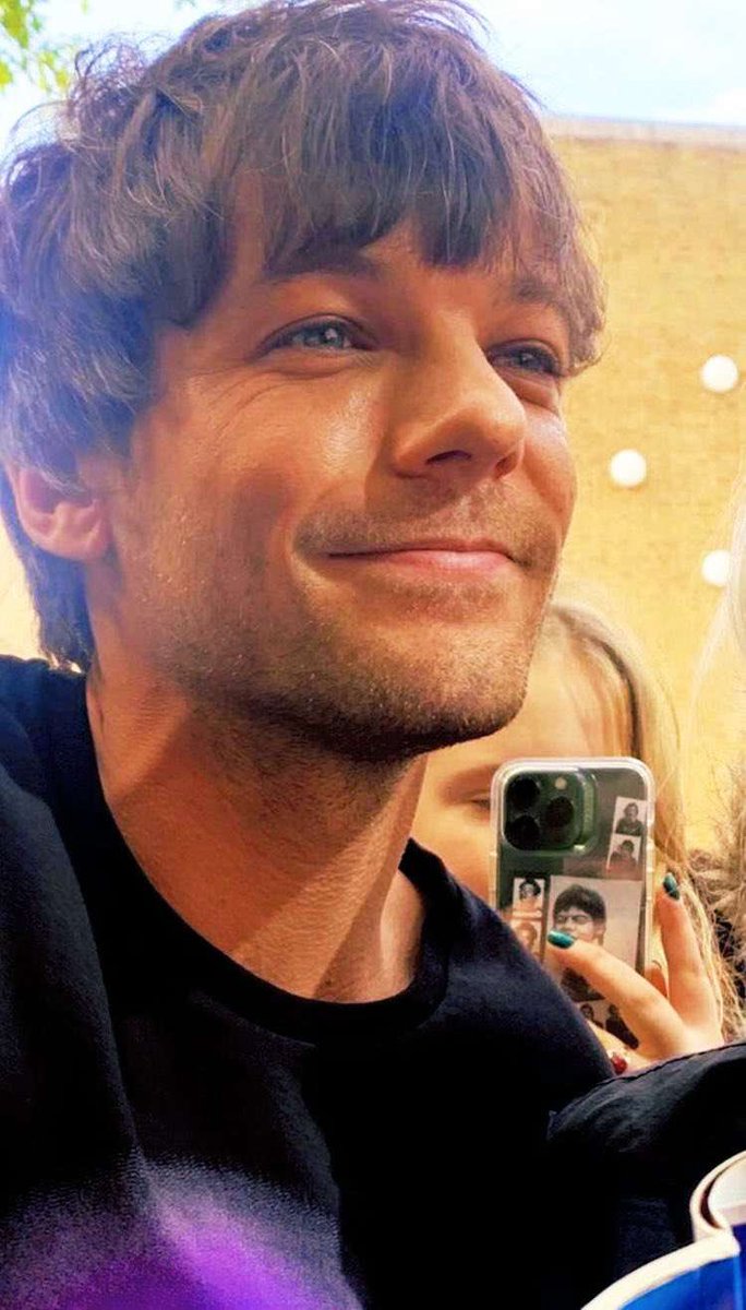 #WorldComplimentDay only goes to one person. That’s, of course, the most beautiful person inside and out, our sun ☀️ @Louis_Tomlinson. I love you for who you are, and don't ever change Louis 💙🫶