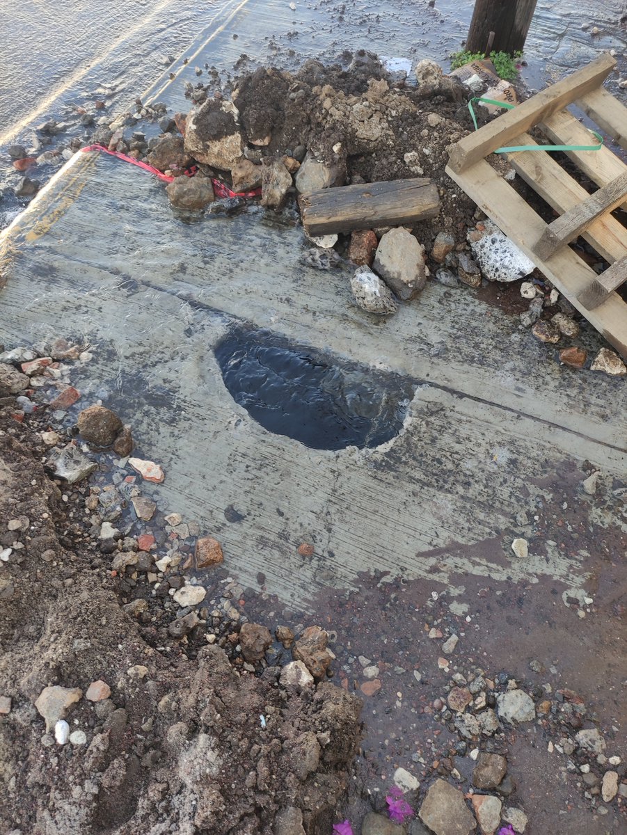 VBarradas's tweet photo. @cmasxalapa @VialidadXalapa  fuga grandísima de agua, dirección LAZARO CÁRDENAS HACIA PUENTE MIGUEL ALEMAN, EN LA LATERAL. https://t.co/FJyhjGm9ua