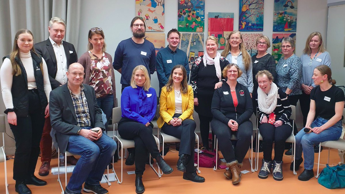 FDUVFinland's tweet photo. ”Jättebra diskussioner, en ögonöppnare för vardagen för personer med funktionshinder.”🤗
I går ordnade vi med @SAMS_rf @FSS_rf @psykosociala_fb och Hörselförbundet
det tredje dialogcaféet, den här gången i Karis.
#Riksdagsval2023
#EnAnnorlundaValtillställning
#dialogpaus https://t.co/pQDQcgww87