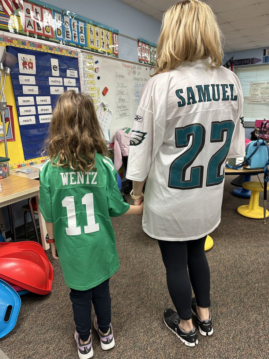 1MooreOtter's tweet photo. What makes read across america spirit week even better. When you get to do it with your own child. We are rocking the best team. 🦅 E-A-G-L-E-S!!!! Reading really works out our brains. #itsbetterathegrove https://t.co/KdPLWGSnm0