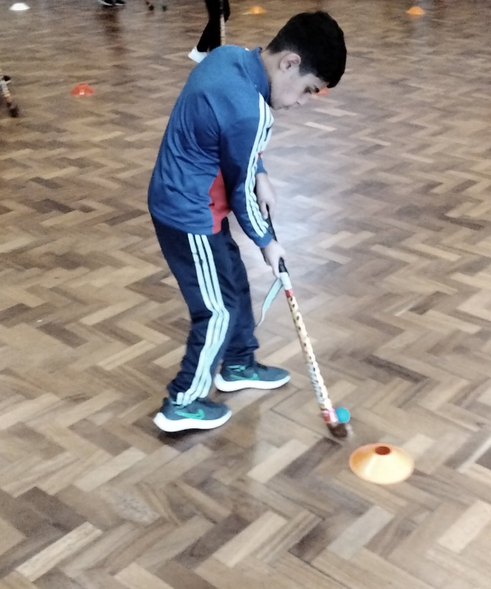 wyndclf's tweet image. 4S working really hard to learn how to dribble a ball in hockey.
#hockey #lesson1