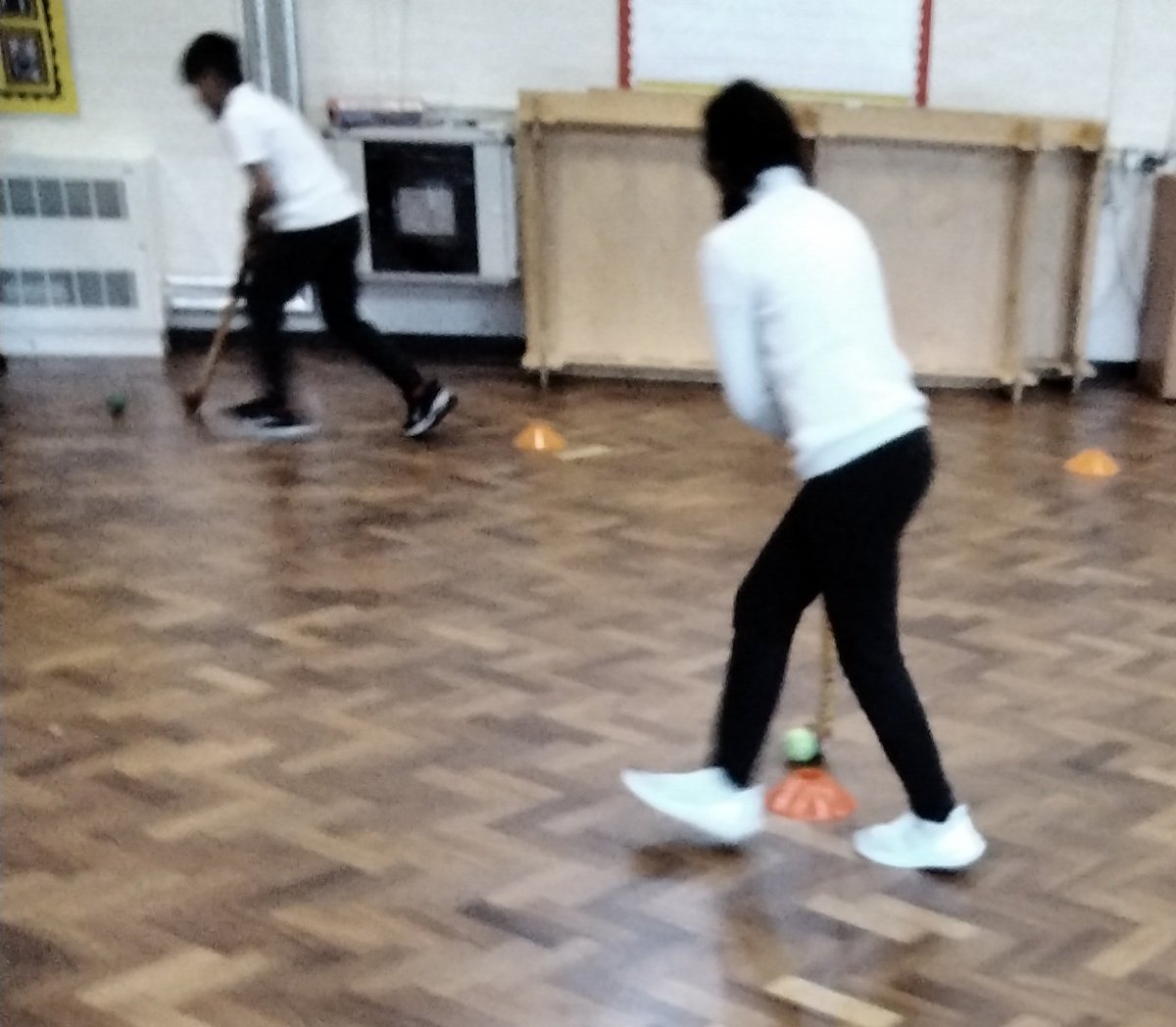 wyndclf's tweet image. 4S working really hard to learn how to dribble a ball in hockey.
#hockey #lesson1