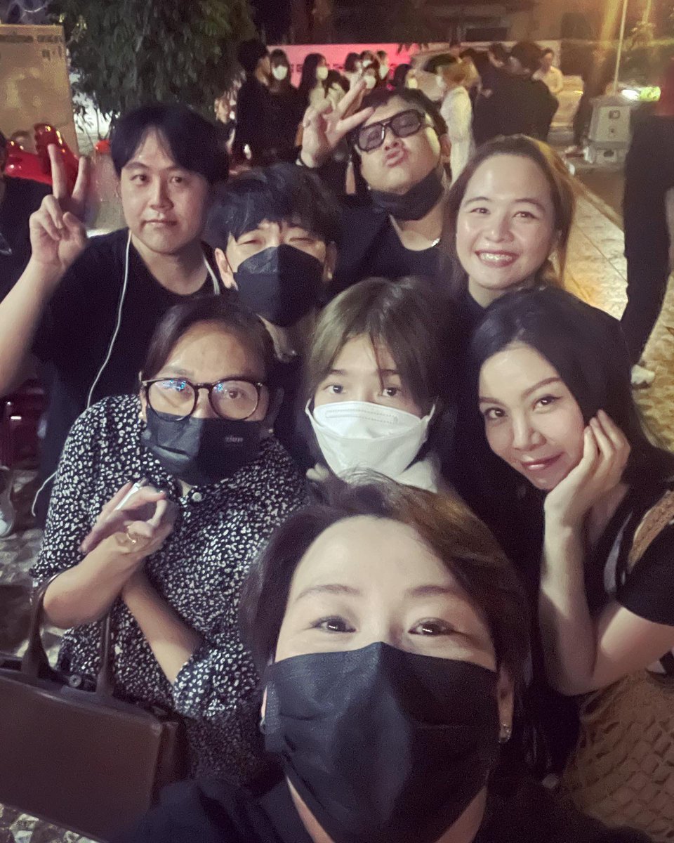 KritsaneeW's tweet photo. 🤍🖤  #RIPCharn https://t.co/oA37aOYQef