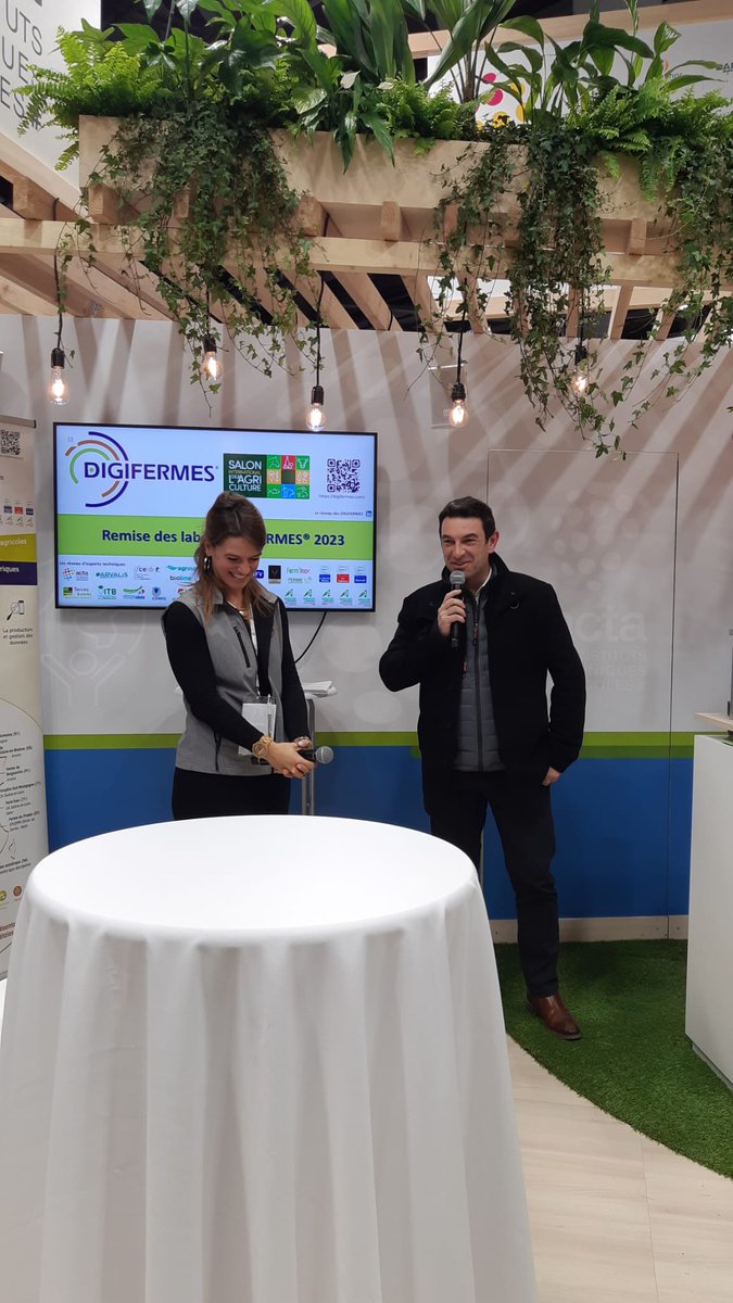 InstitutElevage's tweet photo. 🔴 Direct | @Salondelagri
✅ Sur le stand @ACTA_asso
👉 Remise des labels #DIGIFERMES
👉 4 nouveaux membres 👍
🔸 Vinipôle sud bourgogne avec la @chambagri71
🔸 L'Institut Agro avec le Mas Numérique
🔸 Ferm'innov - Ferme de Jalogny 71
🔸 Invivo sur la transition agricole https://t.co/O68nEhULYV