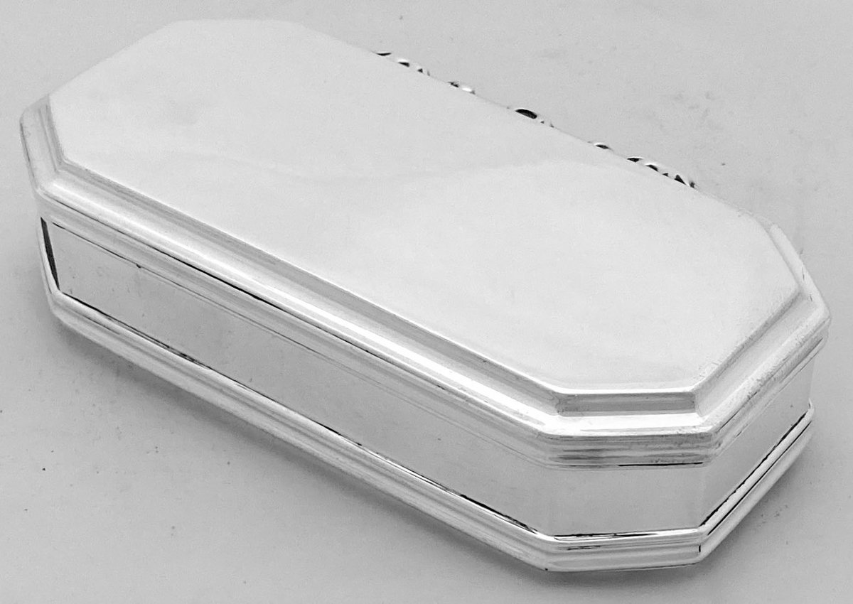 BassetlawA's tweet image. A George V silver casket. Hallmarked for London 1912 by Robert Frederick Fox. #antiques #silverboxes