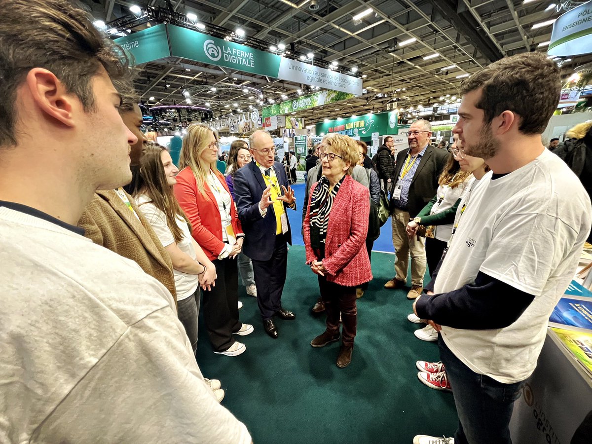 Deux jours au #SIA à l’écoute des professionnels et filières. Avec chacun d’entre eux une relation de confiance pour faire avancer la ferme BFC avec le soutien de la Région. En route pour de nouveaux projets pour attirer les jeunes et conforter le modèle de nos fermes familiales.