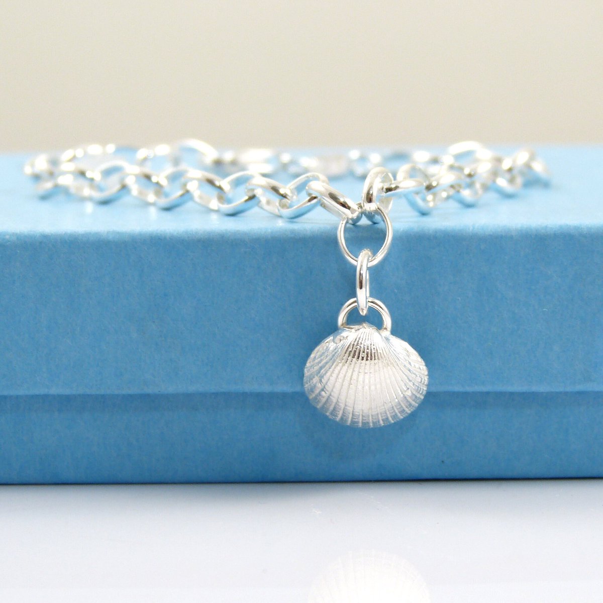 TheStrandline's tweet photo. Delicate Sterling Silver Cast Cockle Shell Bracelet, Beach Bracelet, Silver Shell Bracelet, 925 Silver Bracelet, The Strandline https://t.co/oOnChSKDo4 #HandmadeHour #Etsy #EarlyBiz #supportsmallbusiness #shopindie #UKGiftHour #thestrandline #CockleShell https://t.co/gNjdgzUArw