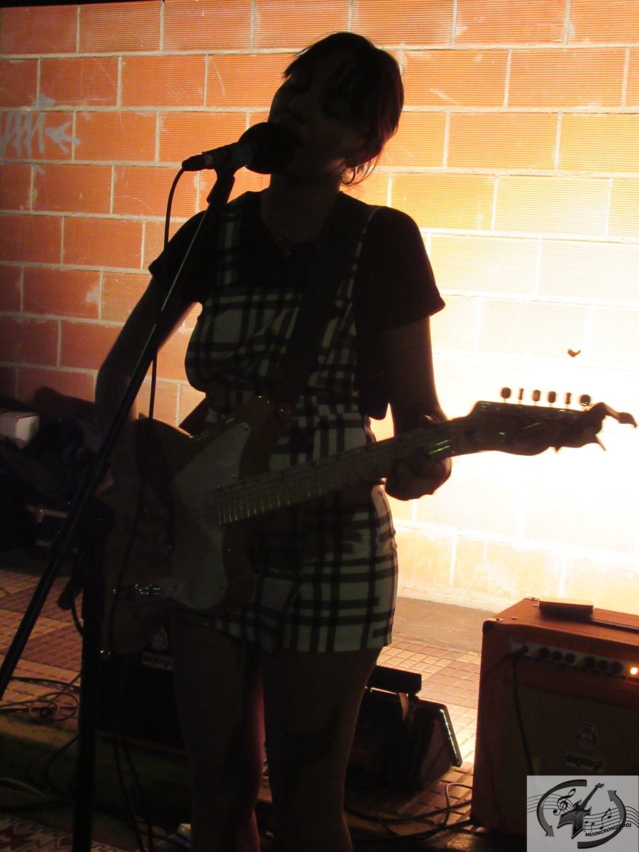 El estreno del día corre a cargo de <a href="/selenecasas_/">selene casas</a> con esta maravilla de videoclip que hace honor a su nombre porque desprende calor de #Hogar. ¡No te lo puedes perder! 🥰 #orgullomanchego #estreno #musincronízate
youtube.com/watch?v=XCuWdu…
📷 A su paso por nuestro hogar madridejense