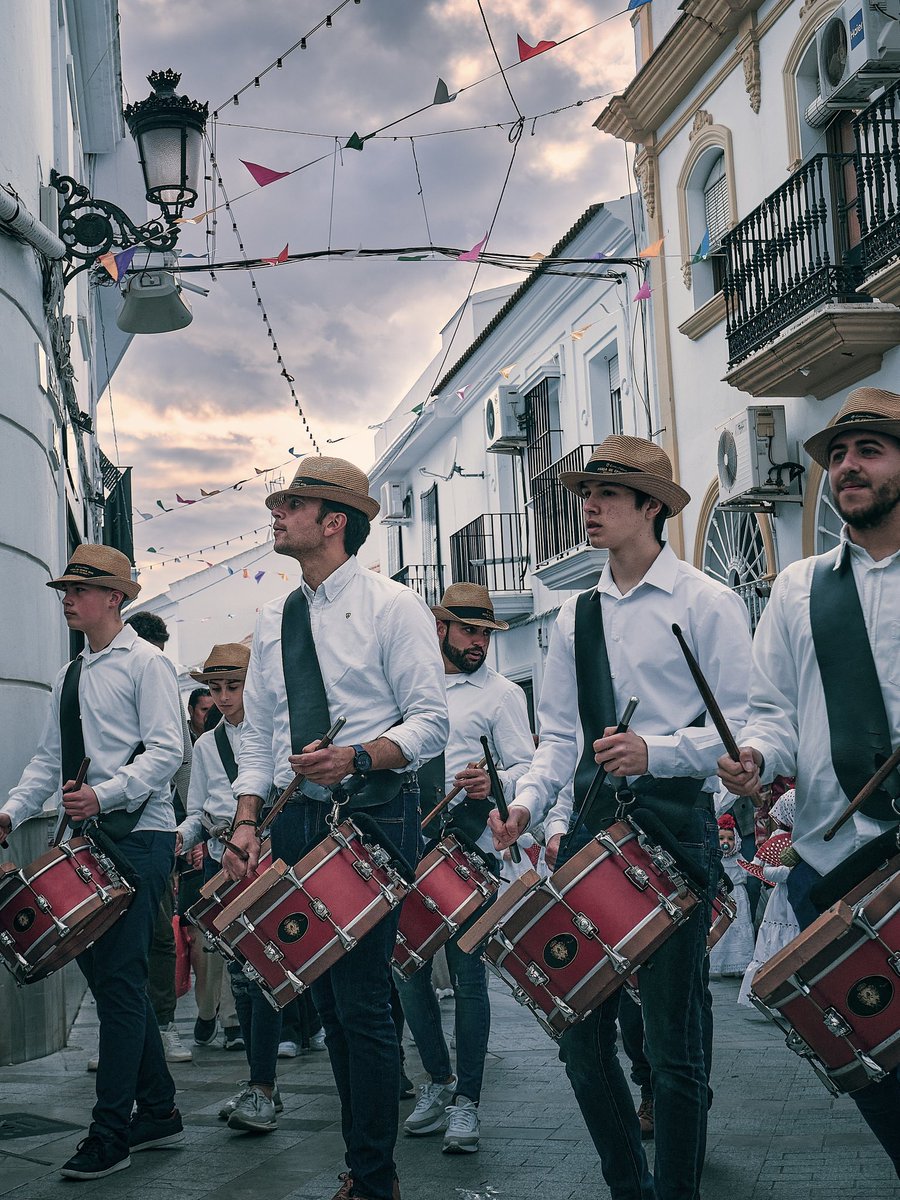 Stamariagranada's tweet photo. 🎪 | Imágenes recogidas por el objetivo de @ricamorago durante nuestra participación en el pasacalles que ofrecimos junto a la Escuela de Baile de @MariaCanea en la 𝗙𝗲𝗿𝗶𝗮 𝟭𝟵𝟬𝟬 de nuestro pueblo.

#SantaMaria2011 | @AytoMoguer https://t.co/3kCYlf1vWY