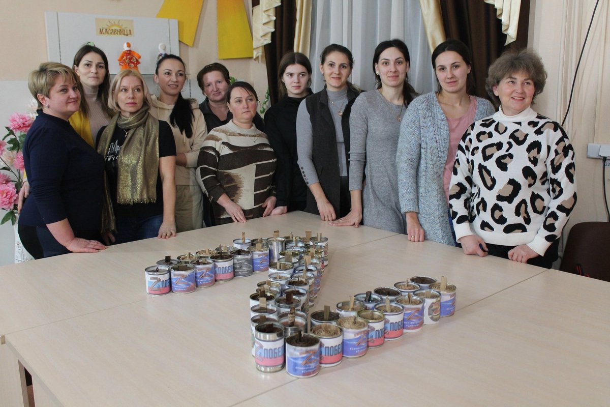 MID_Kaliningrad's tweet photo. 🇷🇺 These women activists from the municipal district of Chernyakhovsk (@KaliningradReg) make bunker candles with their own hands for soldiers participating in #Russia's military operation in #Ukraine
📷 District Administration
#DonbassLivesMatter
#NoOneLeftBehinde #ZaПобеду https://t.co/GMHoxqO6xo