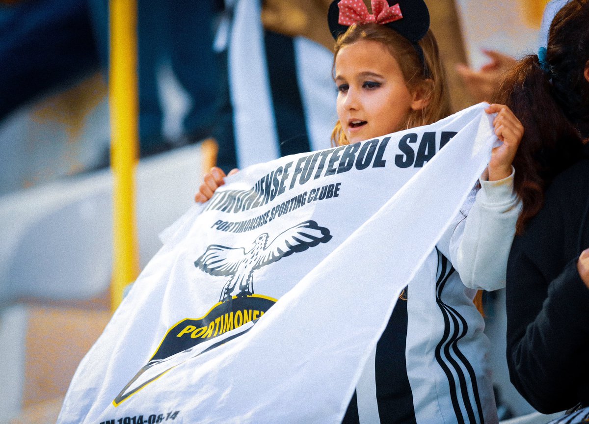PortimonenseSAD's tweet photo. "𝙎𝙤𝙪 𝙙𝙤 𝙋𝙤𝙧𝙩𝙞𝙢𝙤𝙣𝙚𝙣𝙨𝙚 𝙙𝙚𝙨𝙙𝙚 𝙥𝙚𝙦𝙪𝙚𝙣𝙞𝙣𝙤" 🥹🖤

Muito nos orgulha ver-vos na bancada. A nossa casa é e será sempre a vossa casa. 

#somosportimonense https://t.co/PNszzQXlQV