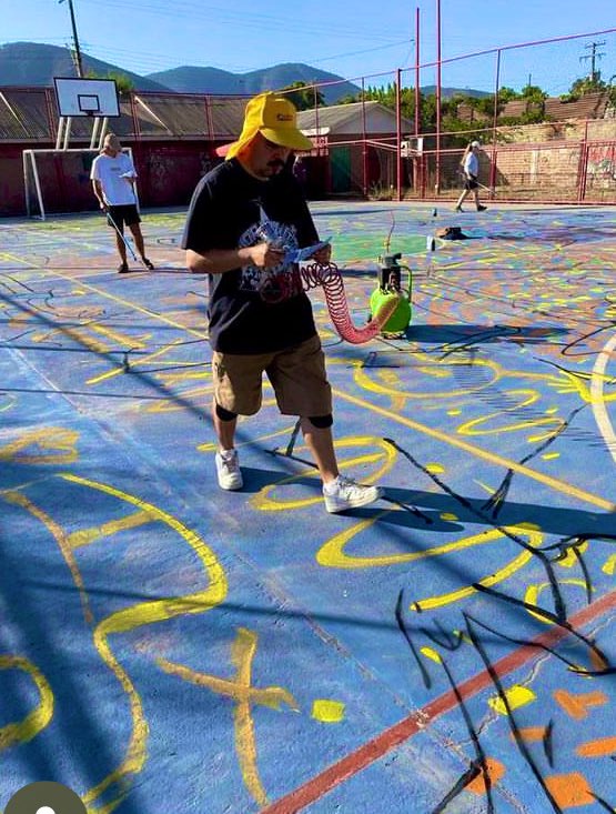 EmbSueciaChile's tweet photo. Hoy en La Calera visitando un proyecto de colaboración entre Streetcorner 🇸🇪 y Procultura 🇨🇱. Un intercambio creativo de muralismo y de experiencias. Acaban de comenzar con la cancha de basket. 🖌️🎨Ya veremos como quedará! 😉 #ConociendoChile #SocialArtProject https://t.co/WlDCYVsV2Q