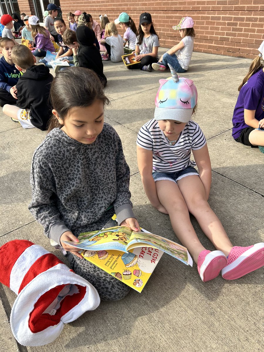 3rdgradepups's tweet photo. 3rd grade enjoyed reading to our K friends this morning. We love Read Across America Week!! 📚💚💙 @PSES_Pups https://t.co/XqW2kyvHRH
