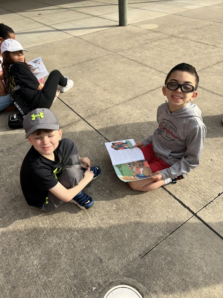 3rdgradepups's tweet photo. 3rd grade enjoyed reading to our K friends this morning. We love Read Across America Week!! 📚💚💙 @PSES_Pups https://t.co/XqW2kyvHRH