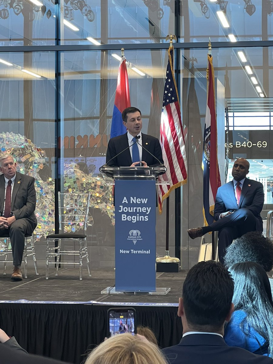 Ribbon cutting ✅ Opening Day✅ Day Two here we go Thank you United for the successful opening! Thank you @joshearnest for your company support and your local passion for our city✈️❤️ @Fly_KansasCity @united @espresso613 #ProudUnitedEmployee #RibbonCutting #KCIAirport #TeamMCI