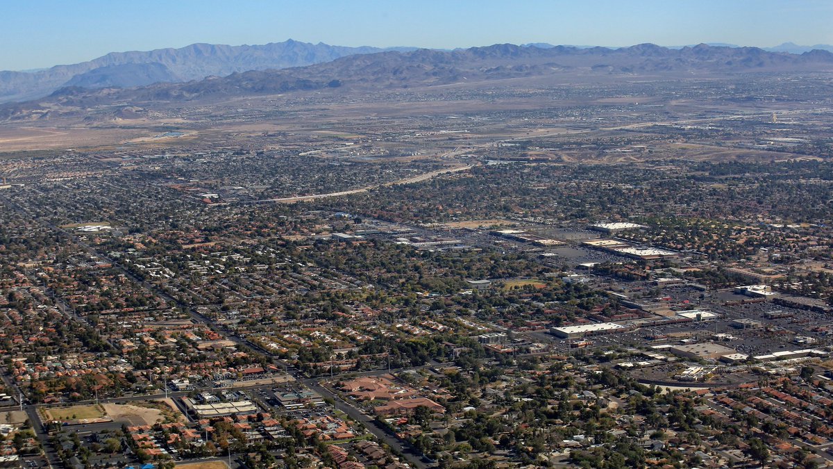 se_casc's tweet photo. 📢New pub alert! 

SE CASC Ecologist Adam Terando is co-author to, Compact or Sprawling Cities: Has the Sparing‑Sharing Framework Yielded an Ecological Verdict, with Faculty Affiliates Elsa Youngsteadt, Jennifer Costanza, &amp; Jelena Vukomanovic

Learn more➡️ https://t.co/bNzSluBzlN https://t.co/HCB5Ya6MD4