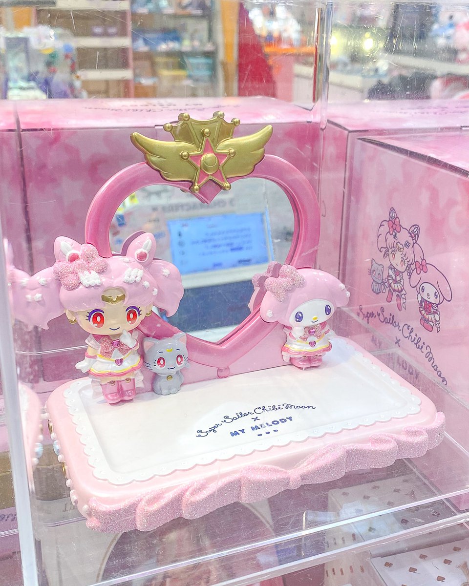 KawaiiBoxCo's tweet photo. 🔮 Super Sailor Chibi Moon and My Melody have an enchanted mirror that turns you into the magical girl of your dreams! 🌌✨ What kind of magical girl do you wish to be? 🎀
#sailormoon #mymelody #mirrorstand #kawaii #cuteness https://t.co/ZrCTcofi2O