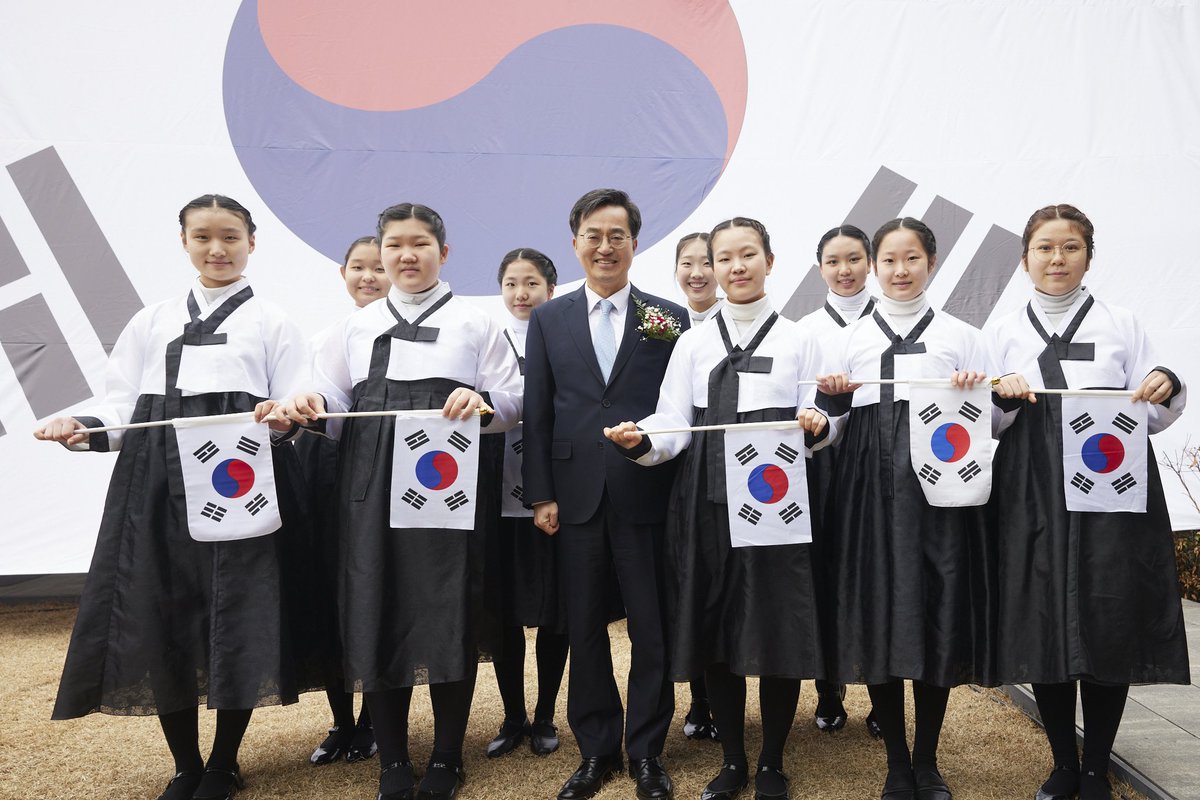 윤석열 대통령의 3ˑ1절 기념사를 읽었습니다.
독립선언서 전문을 한 번이라도 읽어봤는지 묻고 싶습니다.

‘세계사의 변화에 제대로 준비하지 못해’ 우리가 나라를 빼앗겼다는 것입니까. 국권 침탈을 정당화하는 것입니까.

‘보편적 가치를 공유하는 협력 파트너’는 사과와 책임을 전제로 해야 합니다.