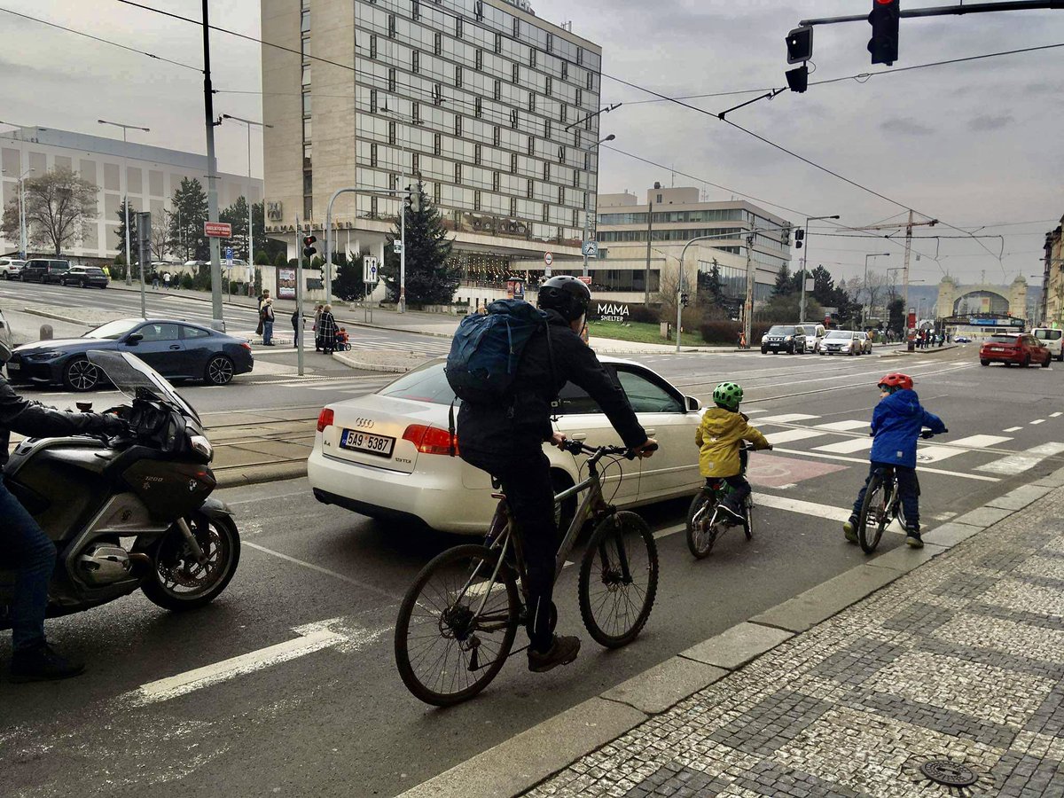 Městem na kole. V únoru, s dětmi. 🚲✔️