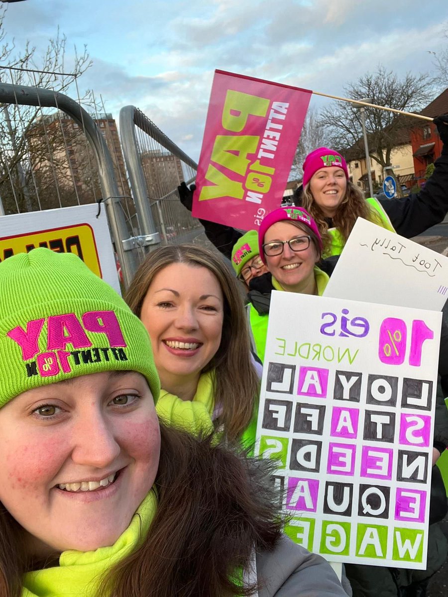 LornaWardrope's tweet photo. Strike strong at Loudoun Montgomery primary 💜 @EISUnion @EISNorthAyrLA https://t.co/bHIcwPciKm