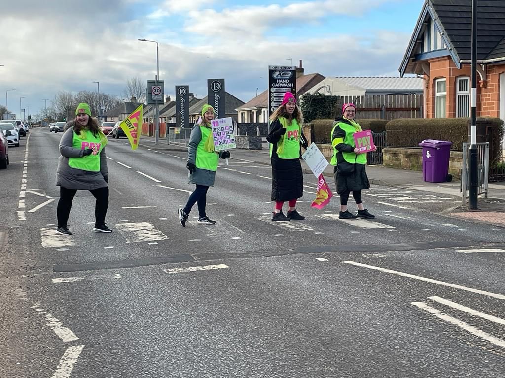 LornaWardrope's tweet photo. Strike strong at Loudoun Montgomery primary 💜 @EISUnion @EISNorthAyrLA https://t.co/bHIcwPciKm
