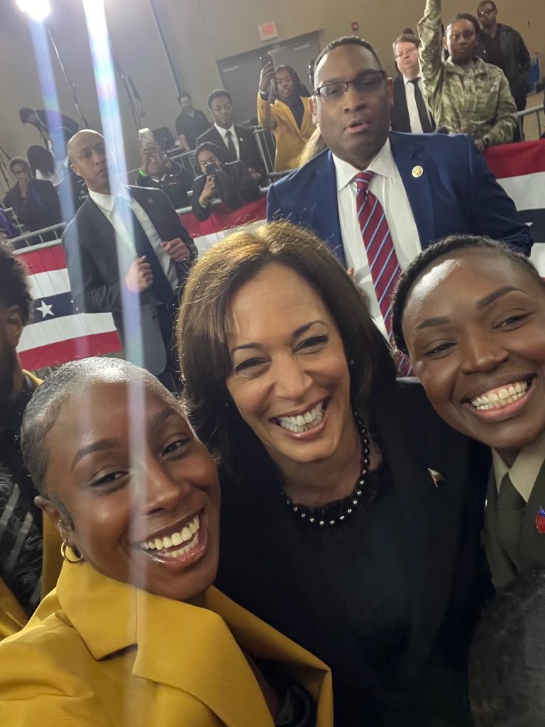 Gamecock_PMS's tweet photo. The Gamecock Battalion Cadet Battalion Commander, among others, had the unique honor of meeting the Vice President of the United States during her visit to Benedict College this week! Benedict is Cross-Town school whose Cadets attend Army ROTC class and Labs at USC. @ArmyROTC https://t.co/CE8IuWJOqc