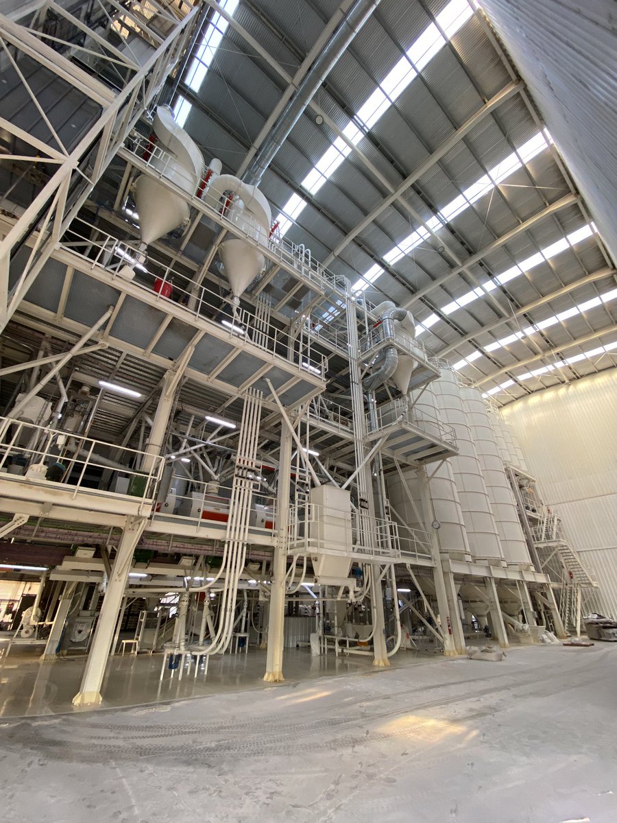 📌 Molino Esmeralda 

La familia Forzani 🇦🇷 ingresó en la molineria de trigo en 2019 y en esta nave industrial tiene tanta tecnología que puede procesar 60.000 toneladas de harina por año -uno por ciento del mercado- con sólo UN operario 🔥