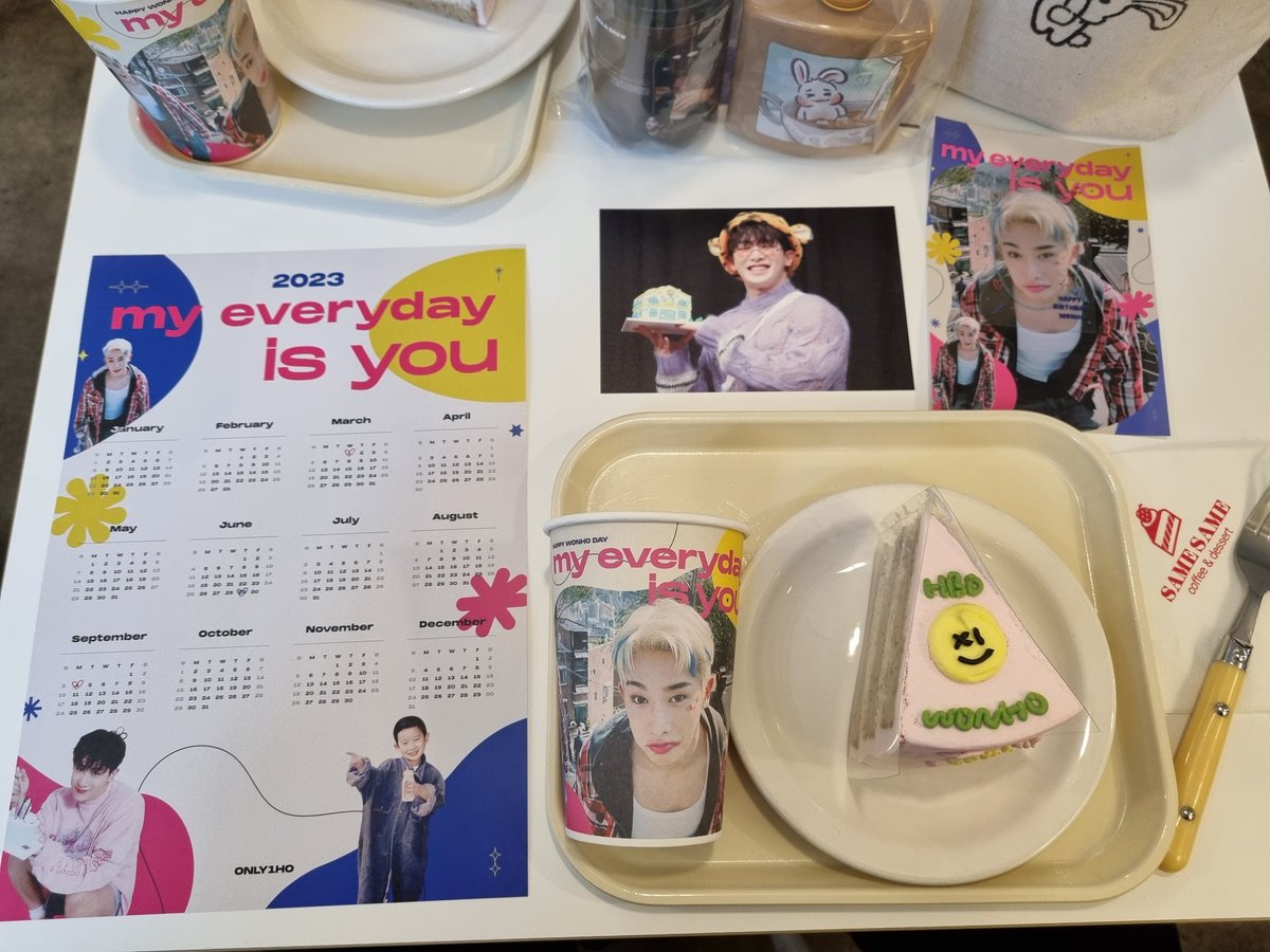 realtokkiwenee's tweet image. 원호 생카투어6번째 커피숍
커피는 도저히 못사겠어요ㅜ
마침 엽서가 너무이뻐서 &amp;gt;3&amp;lt;
엽서사니깐 얼그레이케이크 주셨엉ㅋㅋ
특전도 너무이쁘고 액자도 너무~~맘에들었던곳!! 
액자나눔 감사해요💙
@only1HO
#my_everyday_is_wonho 
#나의_매일은_원호
#원호 #HAPPY_WONHO_DAY