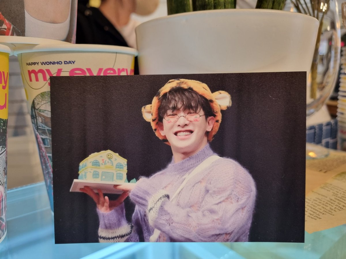 realtokkiwenee's tweet image. 원호 생카투어6번째 커피숍
커피는 도저히 못사겠어요ㅜ
마침 엽서가 너무이뻐서 &amp;gt;3&amp;lt;
엽서사니깐 얼그레이케이크 주셨엉ㅋㅋ
특전도 너무이쁘고 액자도 너무~~맘에들었던곳!! 
액자나눔 감사해요💙
@only1HO
#my_everyday_is_wonho 
#나의_매일은_원호
#원호 #HAPPY_WONHO_DAY