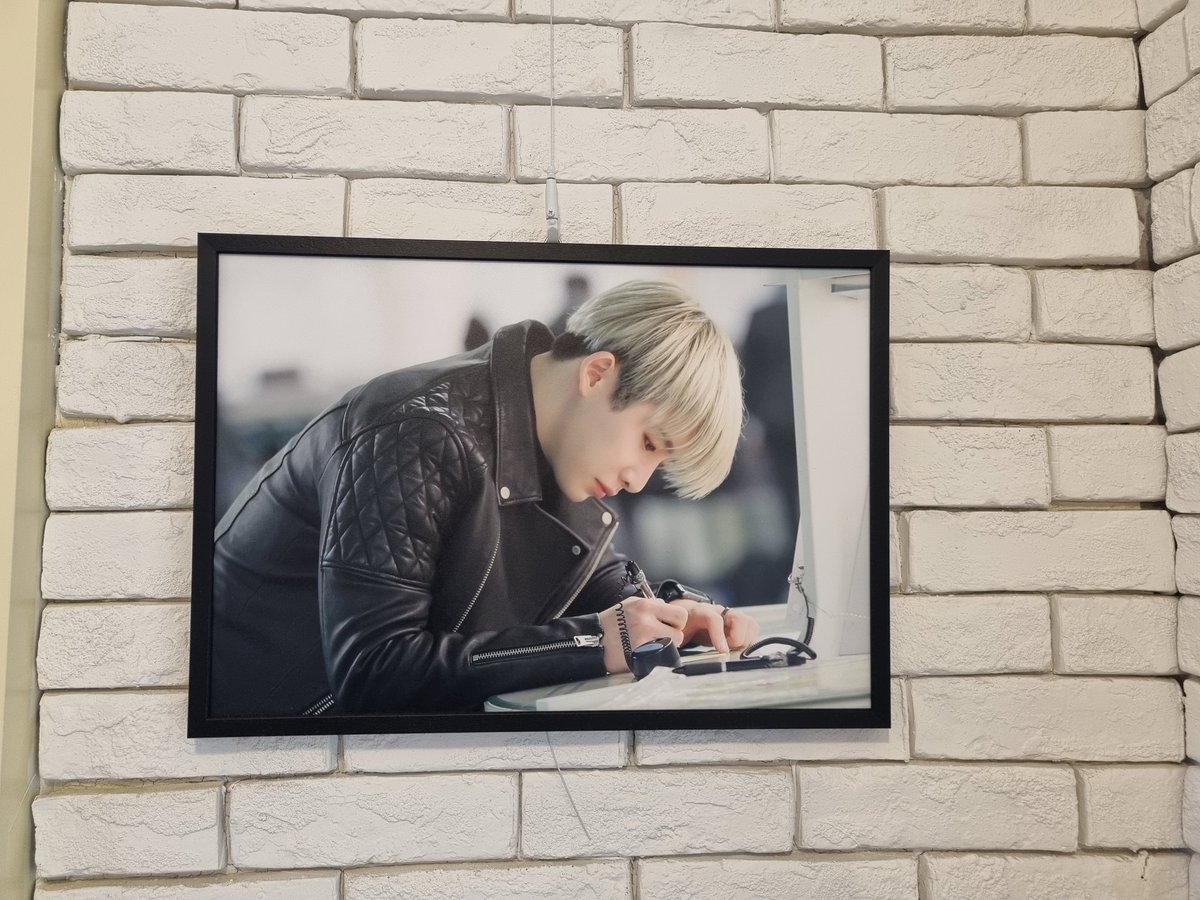 realtokkiwenee's tweet image. 원호 생카투어6번째 커피숍
커피는 도저히 못사겠어요ㅜ
마침 엽서가 너무이뻐서 &amp;gt;3&amp;lt;
엽서사니깐 얼그레이케이크 주셨엉ㅋㅋ
특전도 너무이쁘고 액자도 너무~~맘에들었던곳!! 
액자나눔 감사해요💙
@only1HO
#my_everyday_is_wonho 
#나의_매일은_원호
#원호 #HAPPY_WONHO_DAY