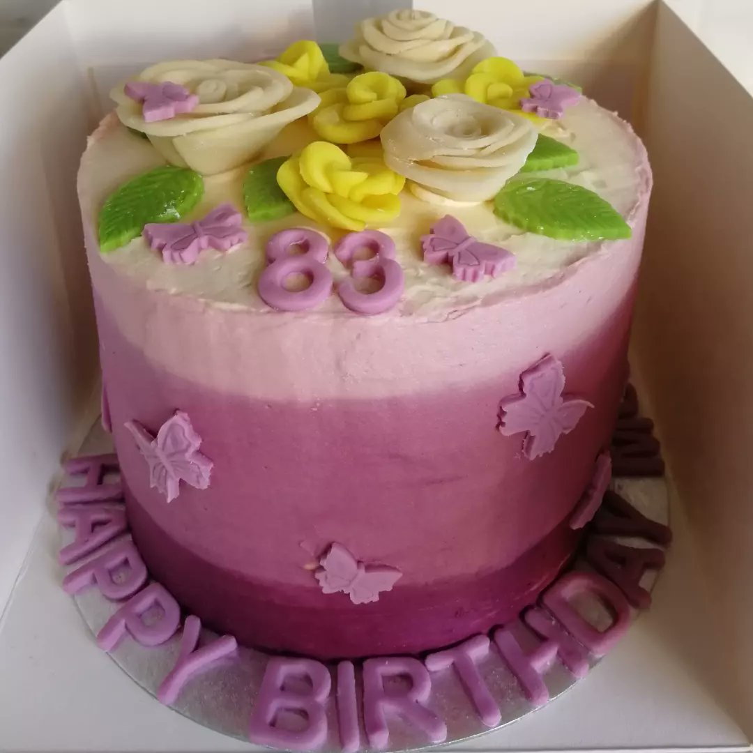 Ombré birthday cake all boxed up and ready for collection. We hope you had a lovely birthday.
#joejoesbakes #leicestershire #leicester #leicesterbaker #leicesterbusiness #smallbiz