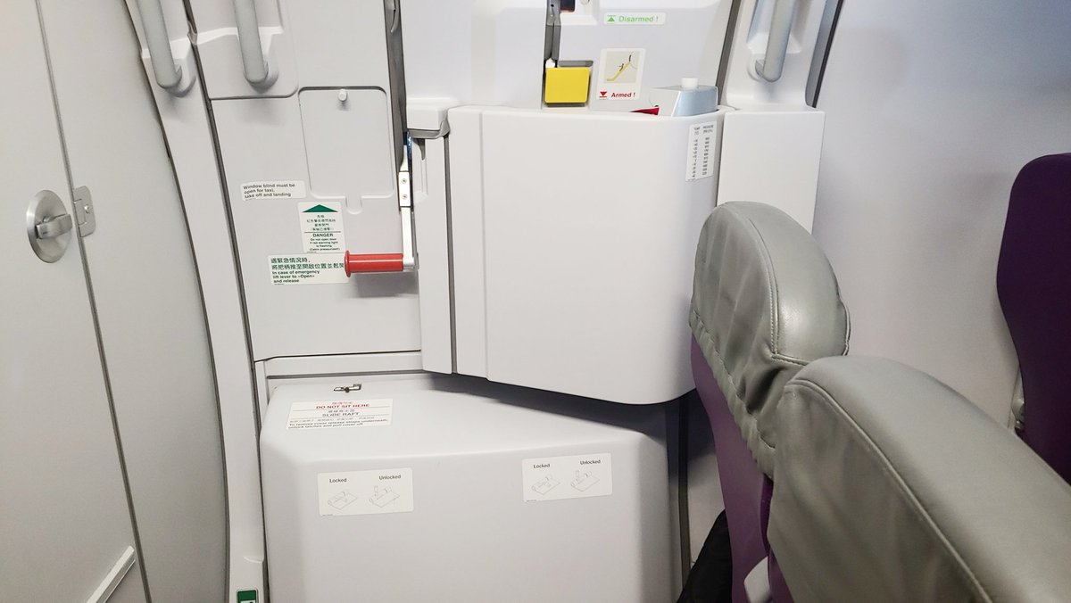 inflightFeed's tweet photo. These seats are pratically in the galley on this HK Express A320. Never seen this before. 
Food was good though. 😛 https://t.co/vU8UtTwlY5