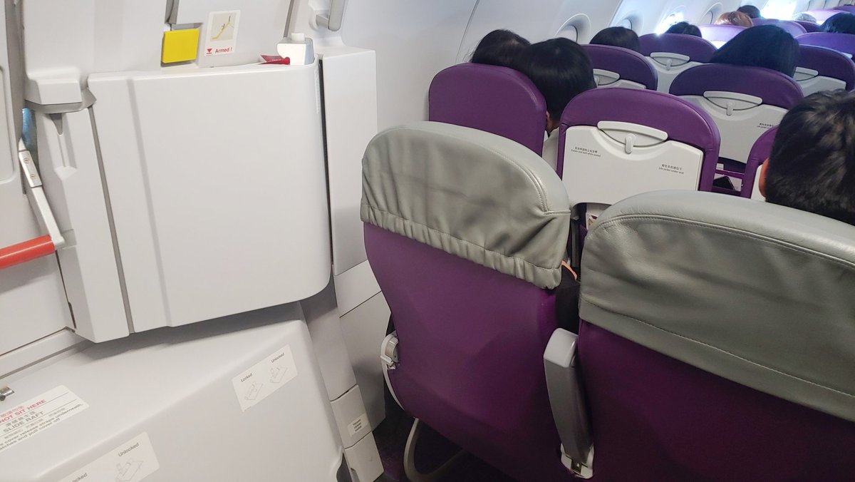 inflightFeed's tweet photo. These seats are pratically in the galley on this HK Express A320. Never seen this before. 
Food was good though. 😛 https://t.co/vU8UtTwlY5