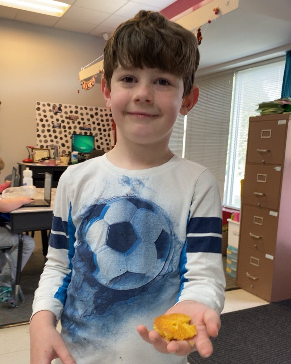 mrspruittfirst's tweet image. Using our 5 senses to explore cornbread! #heretofly @MillsRiverSch