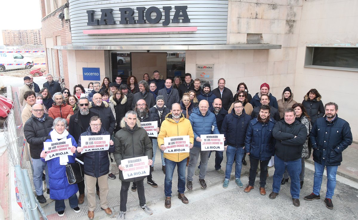 #NuestraprecariedadVuestradesinformación Periodistas de Diario LA RIOJA, así como plantillas de Vocento, Prisa, Unidad Editorial y Promecal se han concentrado este 1M a las puertas de sus periódicos en protesta por los recortes que vienen sufriendo desde hace más de diez años