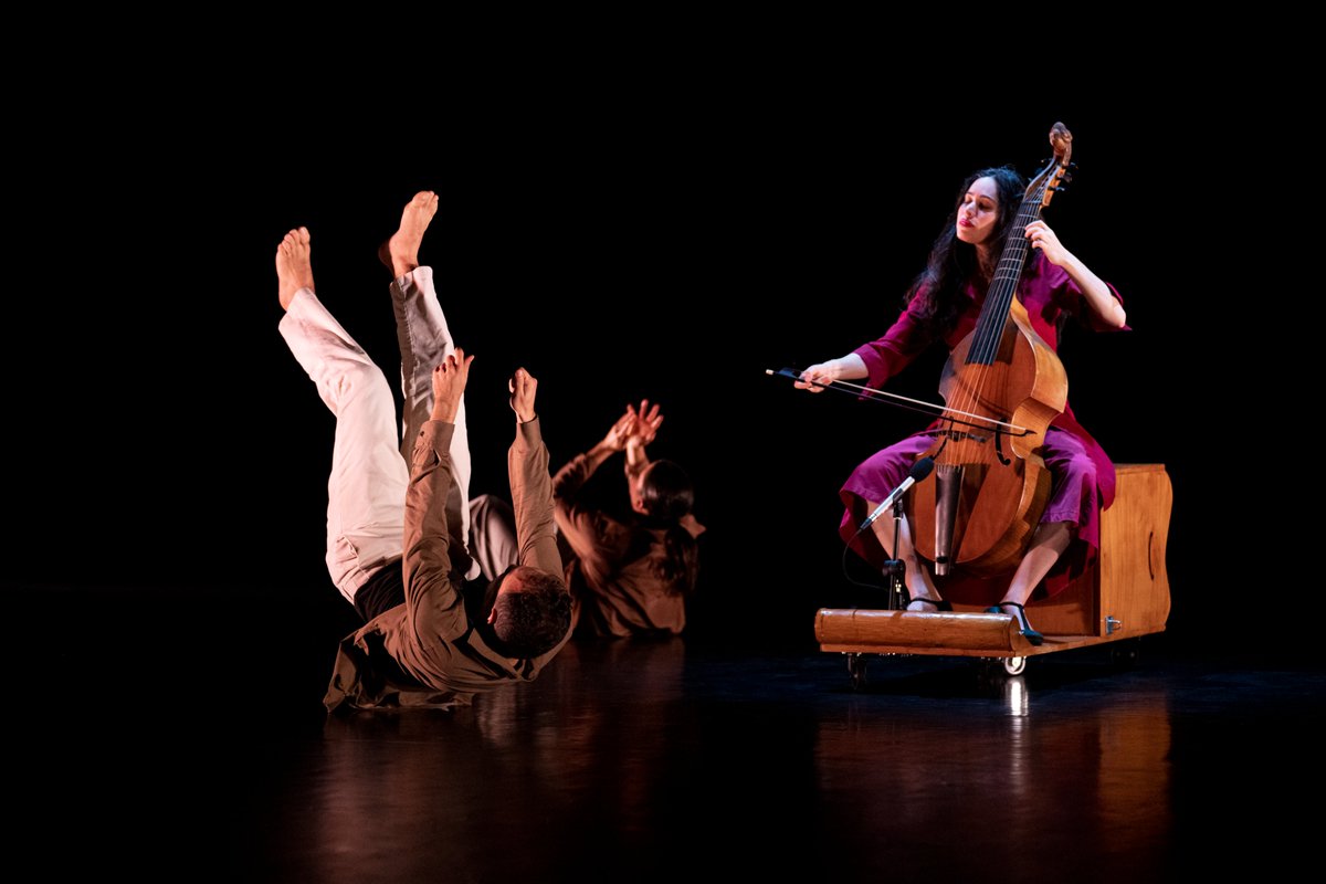 Lucile Boulanger, à la viole dans le spectacle "Phénix" de <a href="/MouradMerzouki/">Mourad Merzouki</a>, est nommée dans la catégorie "Soliste instrumental" des <a href="/VictClassique/">Les Victoires Classique</a> 2023. La 30e cérémonie sera diffusée ce soir à 21h10 sur @France3tv et <a href="/francemusique/">France Musique</a>.
📷 Julie Cherki