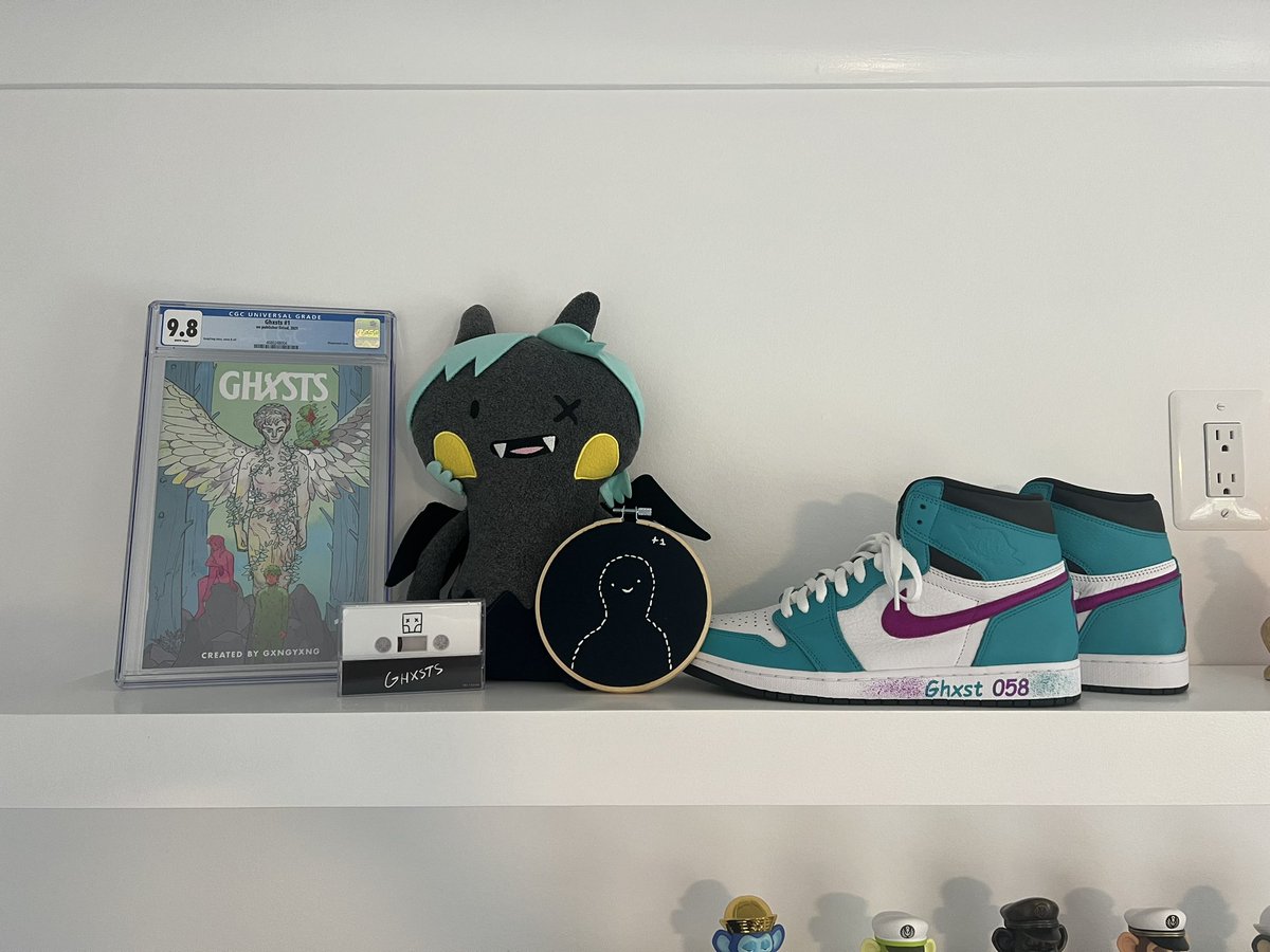 Novinski_ETH's tweet image. Finally got my shelves up. A lot to unpack. Love the little collection I have going. Little flex with the 1 of 50 Bronze Cast Curtis statuette !! @Ghxsts @BoredApeYC @veefriends @VinnieHager