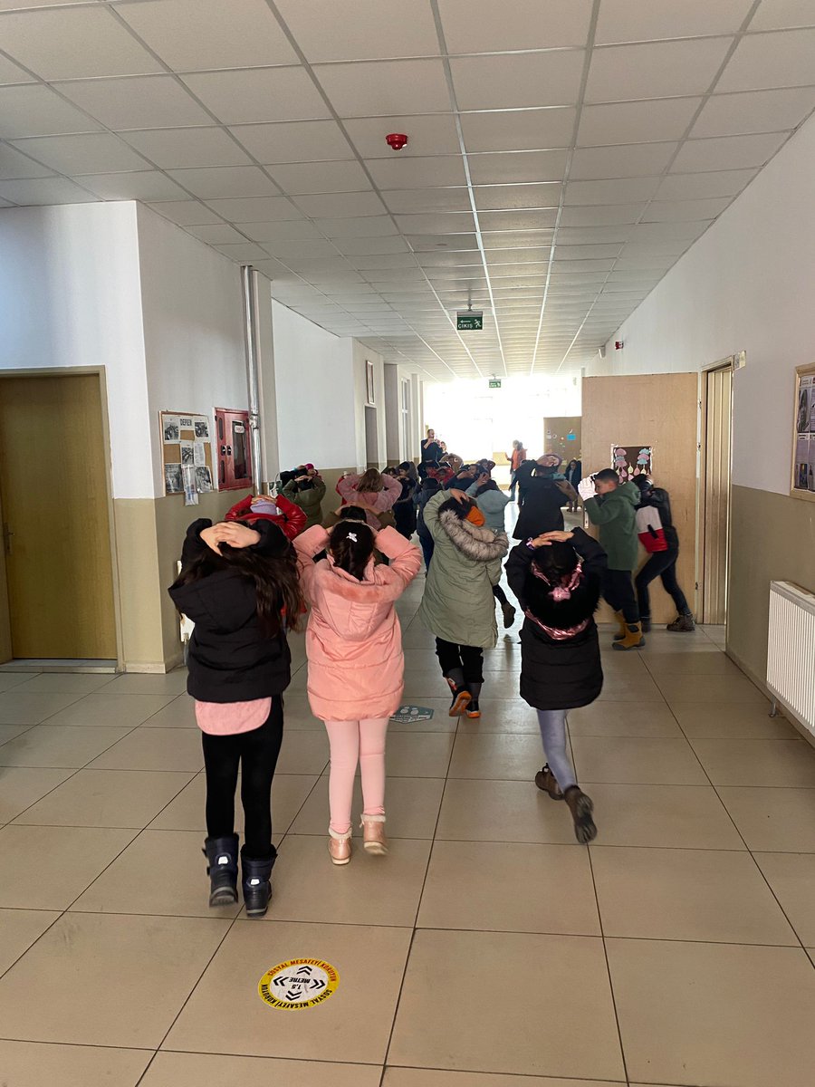 KaymakamSehit's tweet photo. 1-7 Mart Deprem Haftası Etkinlikleri kapsamında okulumuzda Deprem Tatbikatı gerçekleştirildi.
@KigiKaymakam @bingolmem 
@halilyucel6060 
@yusuf_tokus @halukcakan12 
@kigimem12 @HSEYINY91134982 https://t.co/wzAUtQT7ux