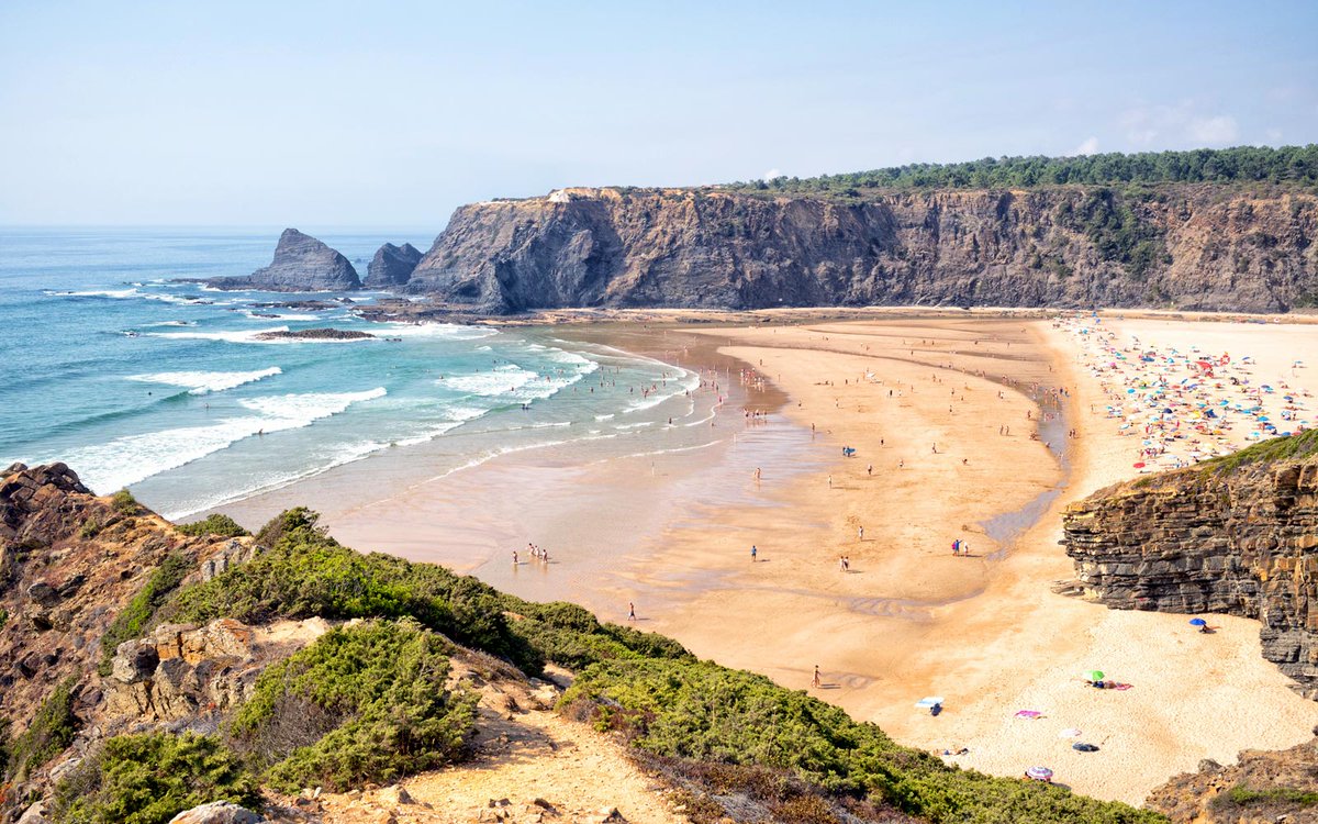 twittarportugal's tweet photo. 📍Situada na foz da Ribeira de Seixe, a Praia de Odeceixe permite a escolha entre os banhos de mar ou de rio.
Com um acesso muito fácil a partir da localidade de Odeceixe, é uma das praias mais conhecidas da região.
#Portugal #Alentejo #Odeceixe @ccdralentejo https://t.co/vVqTWRpJY4