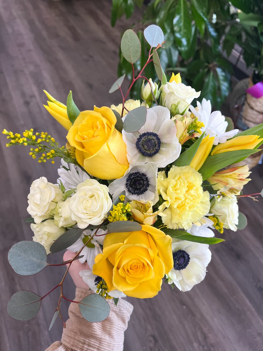 Send flowers and make someone smile today! It is National Share a Smile Day! 😁😊☺️

#capitolhillflorist #okcflorist #okc #oklahomacity
#florist #flowers #gifts #giftshop #shoplocal #floralarrangement
#floraldesign #floralart #floralartistry #freshflowers 
#smile #shareasmileday