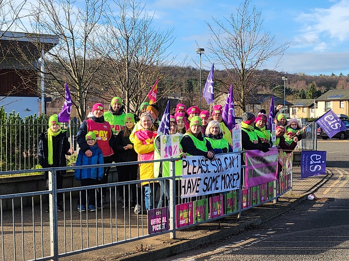 renejc76's tweet photo. Falkirk High School picket yesterday and today. Stronger together #EISunion #payattention #EISStrike https://t.co/1CMUEZCRu6