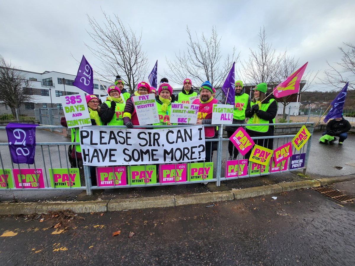 renejc76's tweet photo. Falkirk High School picket yesterday and today. Stronger together #EISunion #payattention #EISStrike https://t.co/1CMUEZCRu6