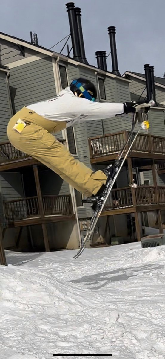 DylanLeonard24's tweet photo. @vvlacrosse 5’10”- 230lbs Sam Weis continues his legacy on the ski slopes @vvlacrosse - not many barrels in the MCLA can hit a double nose grab like he can! @Sam_Weis23 @CocksLacrosse @MCLA_Tournament https://t.co/QNAPB7UxnS